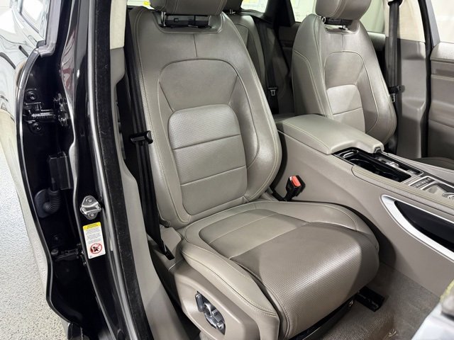 Used 2020 Jaguar F-PACE R-Sport image 27