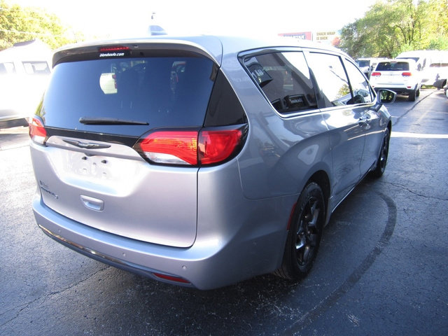 Used 2019 Chrysler Pacifica Touring Plus w/ Advanced Safetytec Group FWD image 4