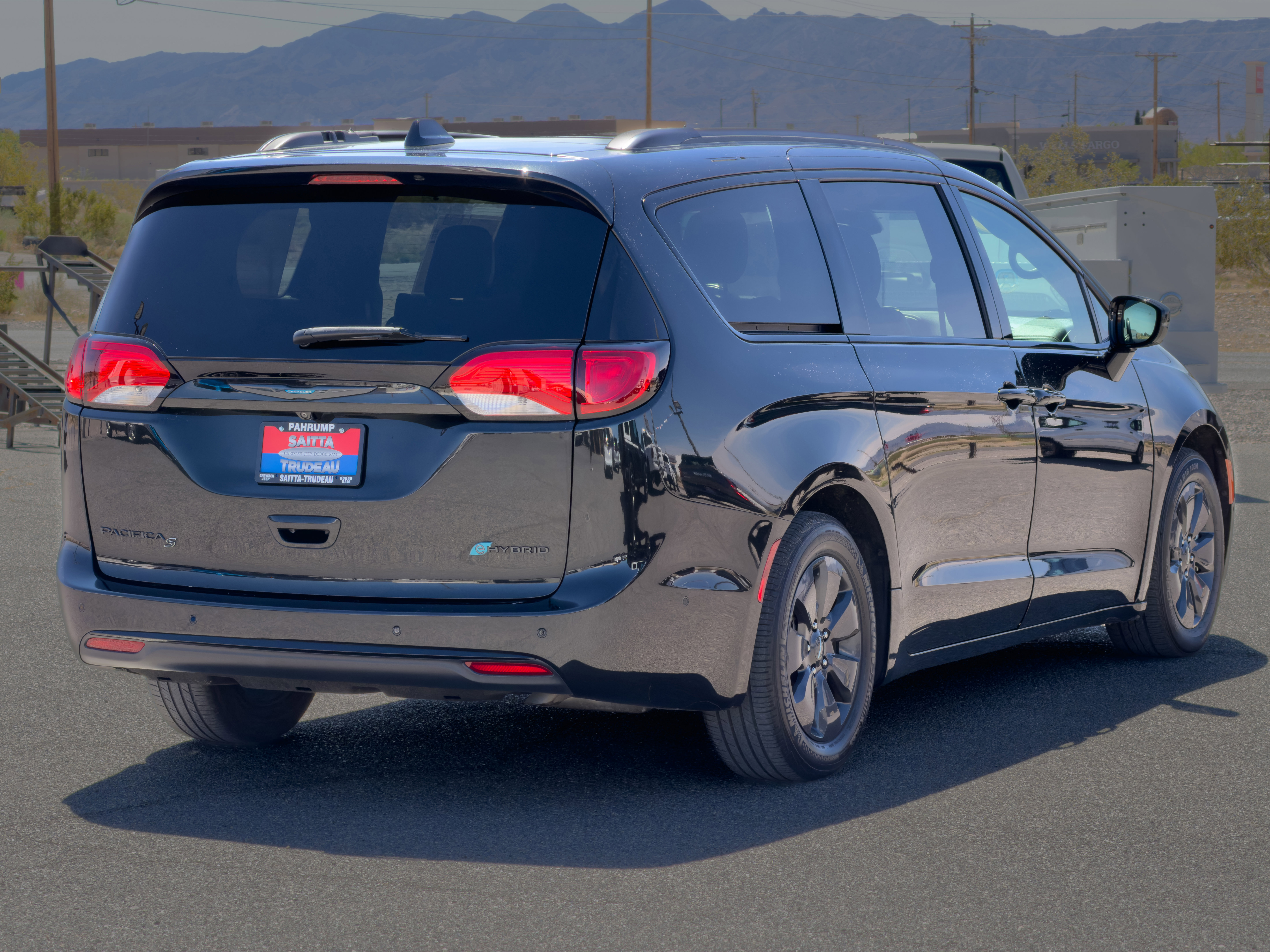 Used 2020 Chrysler Pacifica Limited w/ Advanced Safetytec Group FWD image 5