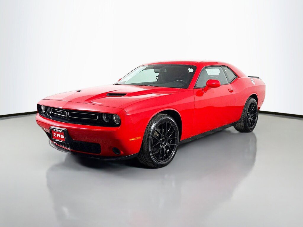 Used 2023 Dodge Challenger SXT RWD image 1