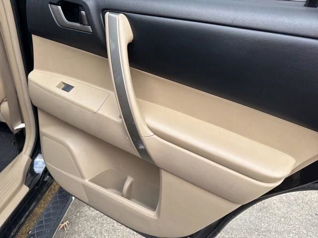Used 2013 Toyota Highlander SE image 29