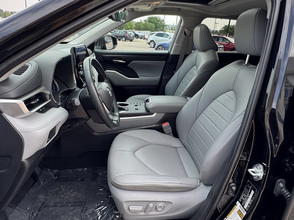 Used 2023 Toyota Highlander XLE AWD/4WD image 16