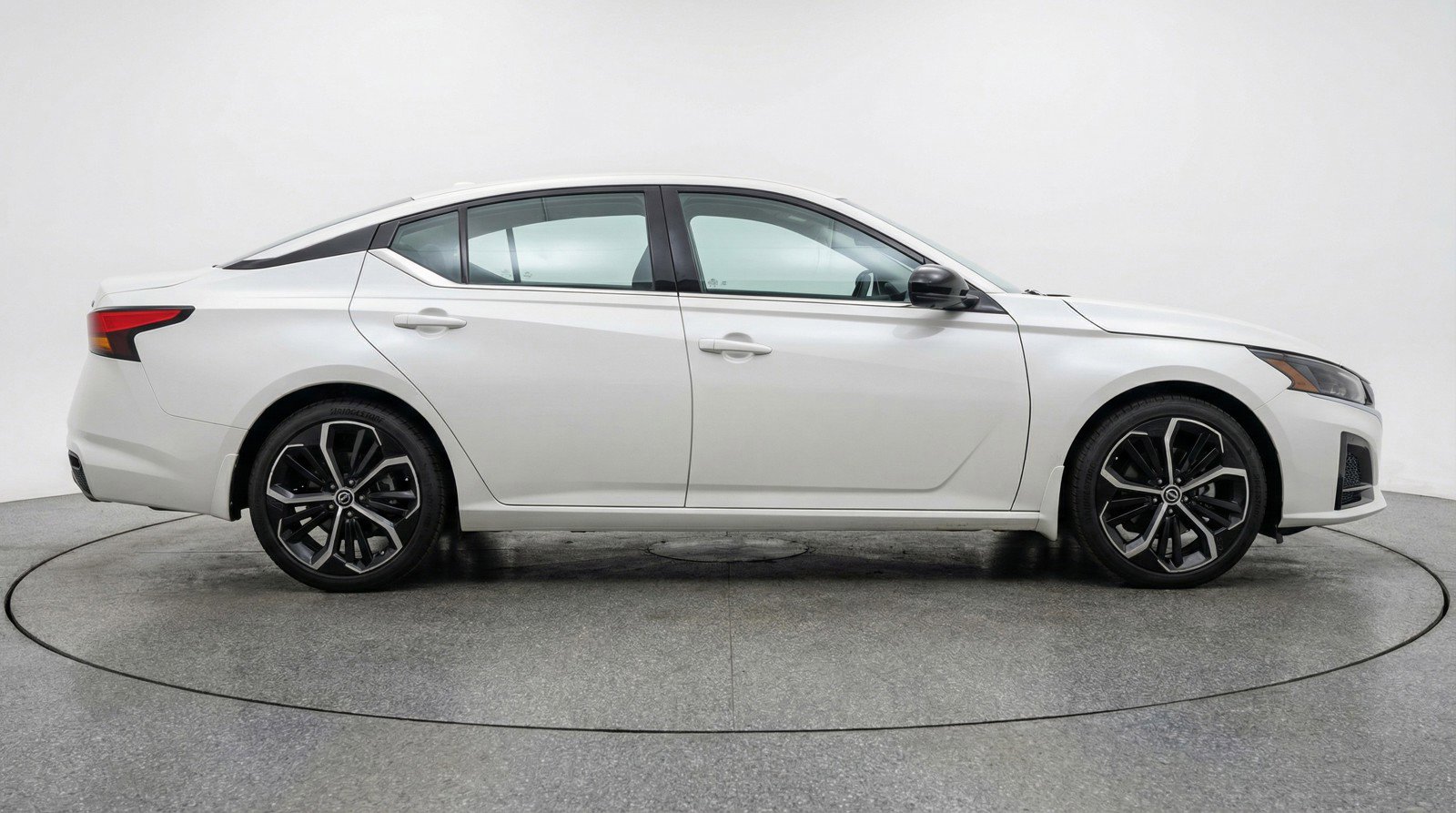 Used 2025 Nissan Altima 2.5 SR FWD image 11