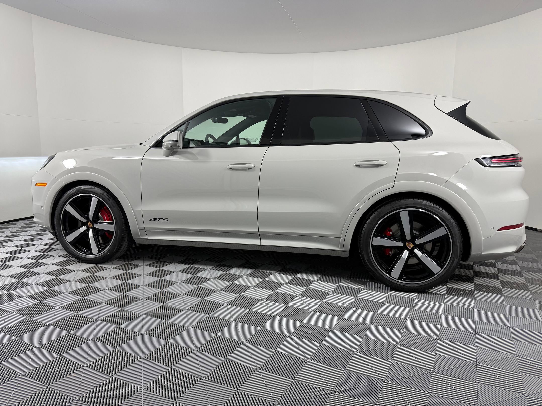 New 2026 Porsche Cayenne GTS image 2