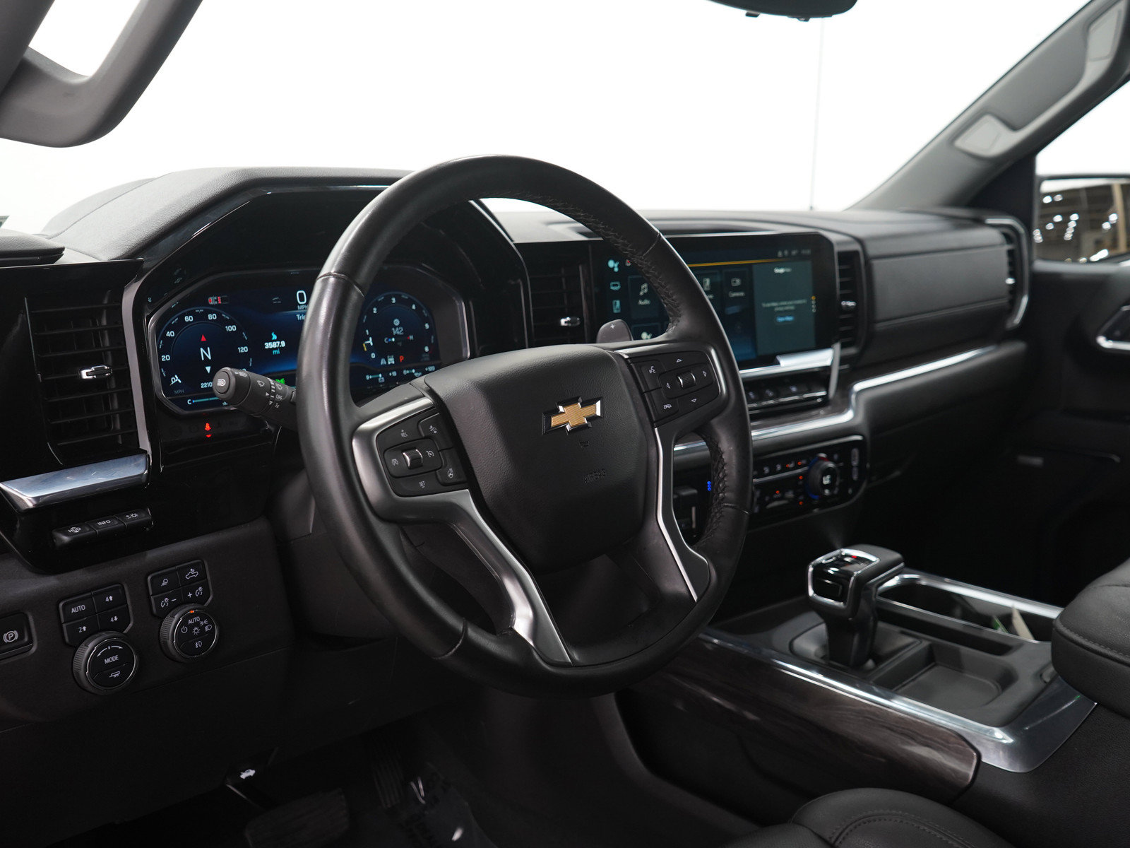 Used 2024 Chevrolet Silverado 1500 LTZ AWD/4WD image 27