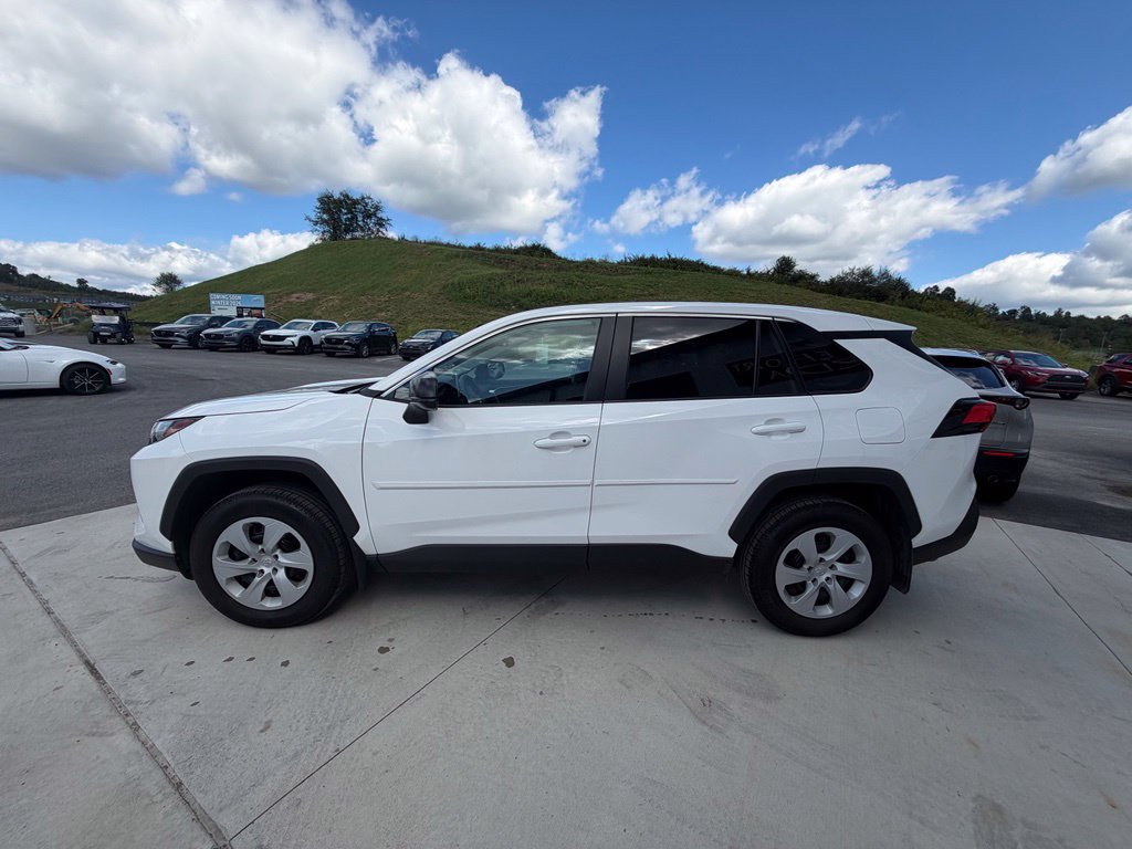 Used 2025 Toyota RAV4 LE AWD/4WD image 4