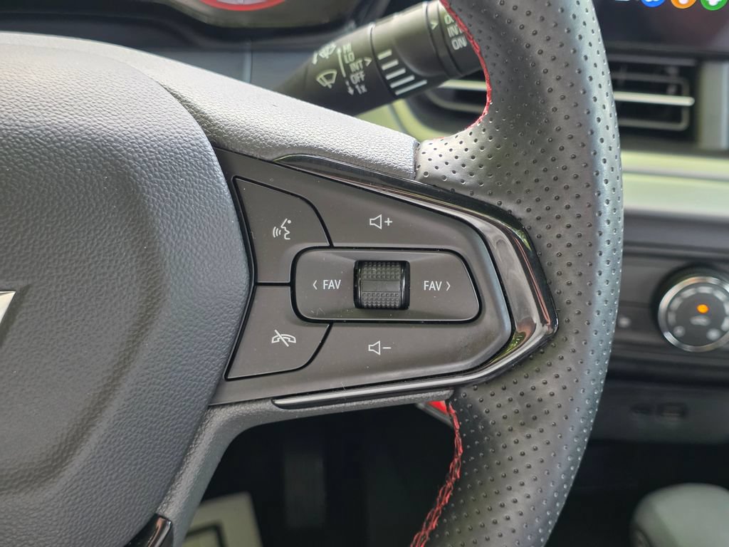 Used 2025 Chevrolet Trax RS w/ Sunroof Package FWD image 19