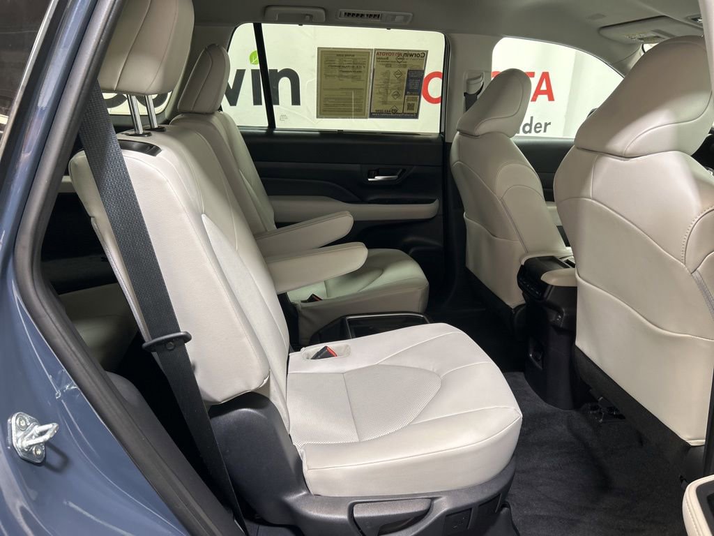 Used 2025 Toyota Grand Highlander AWD image 17