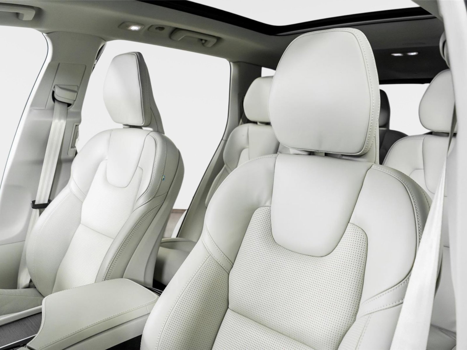 Used 2025 Volvo XC90 B6 Ultra w/ Protection Package Premier image 3