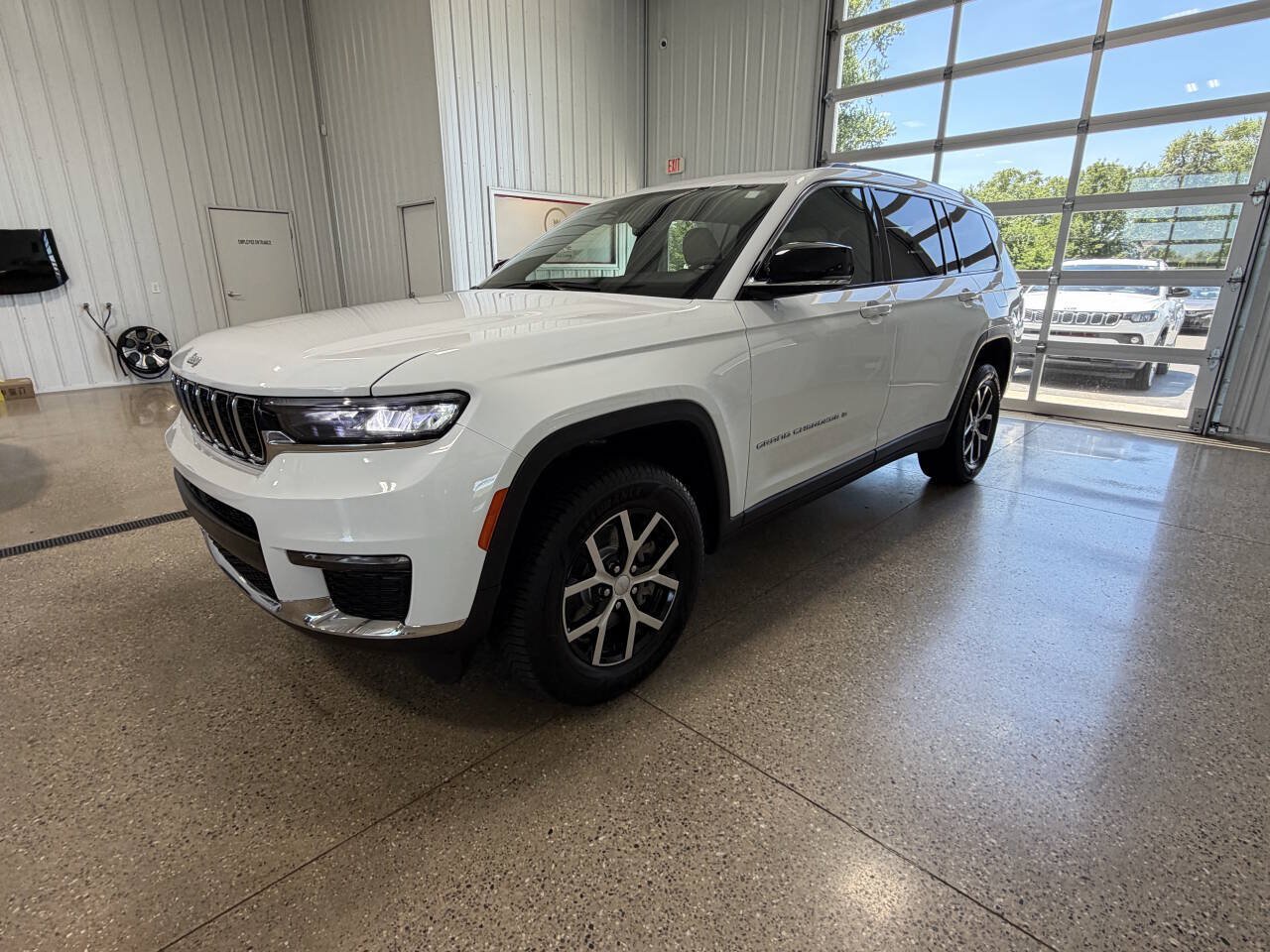 Used 2024 Jeep Grand Cherokee L Limited AWD/4WD image 7
