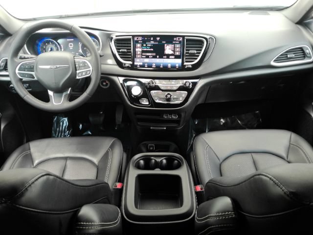 Used 2025 Chrysler Pacifica Select FWD image 3