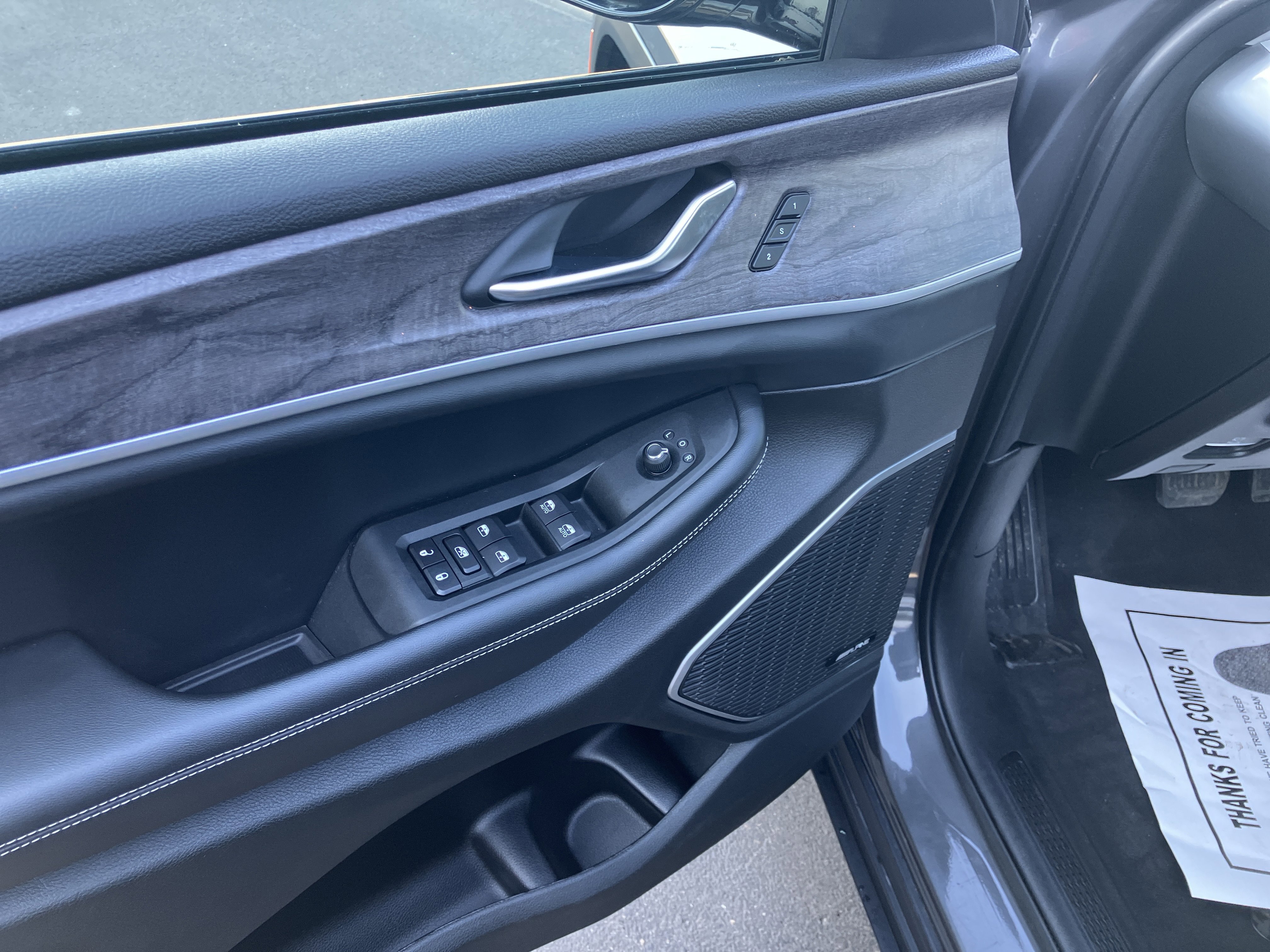 Used 2022 Jeep Grand Cherokee Limited w/ Luxury Tech Group II image 17