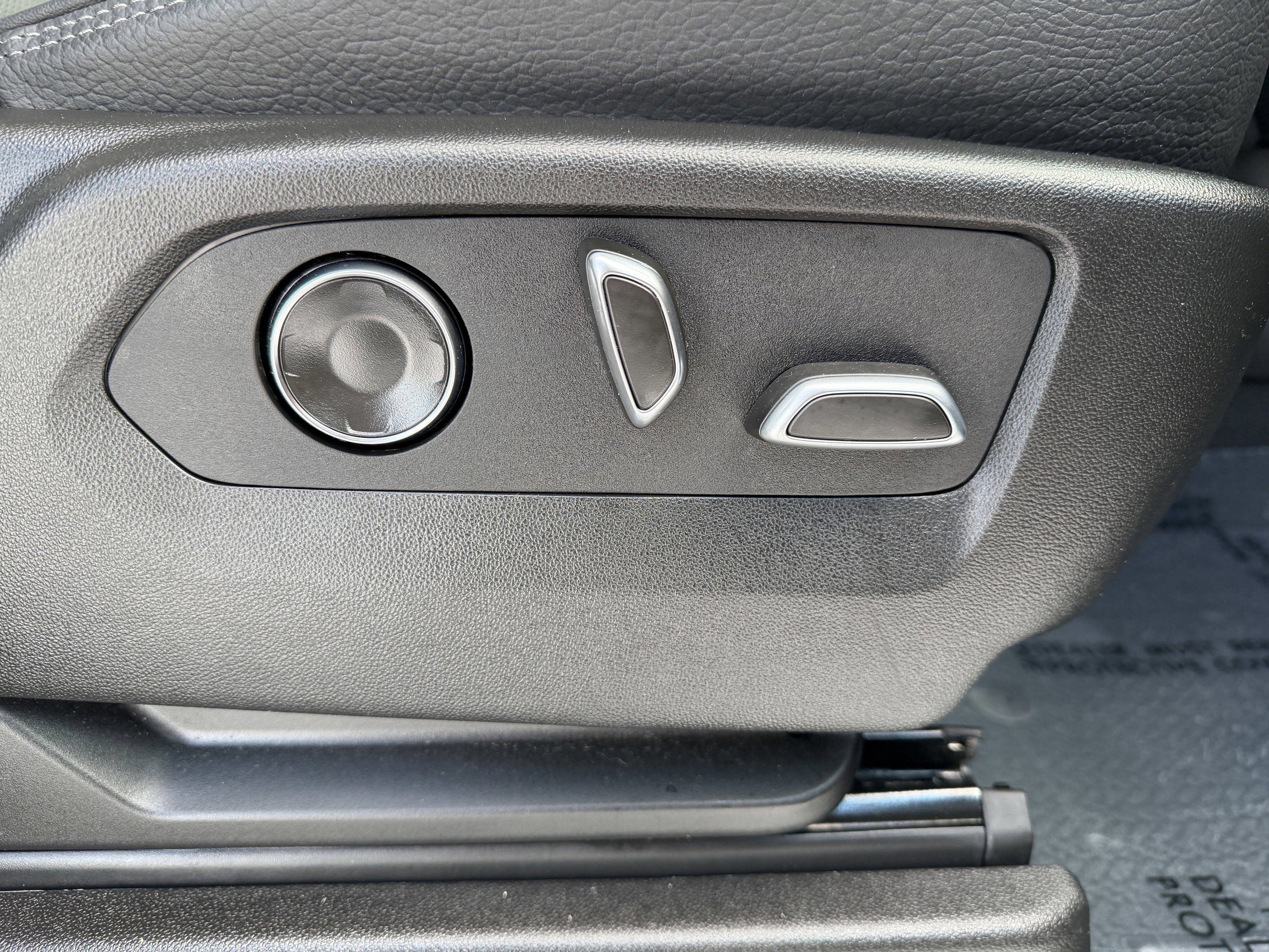 Used 2024 GMC Yukon XL Denali w/ Advanced Technology Package image 31