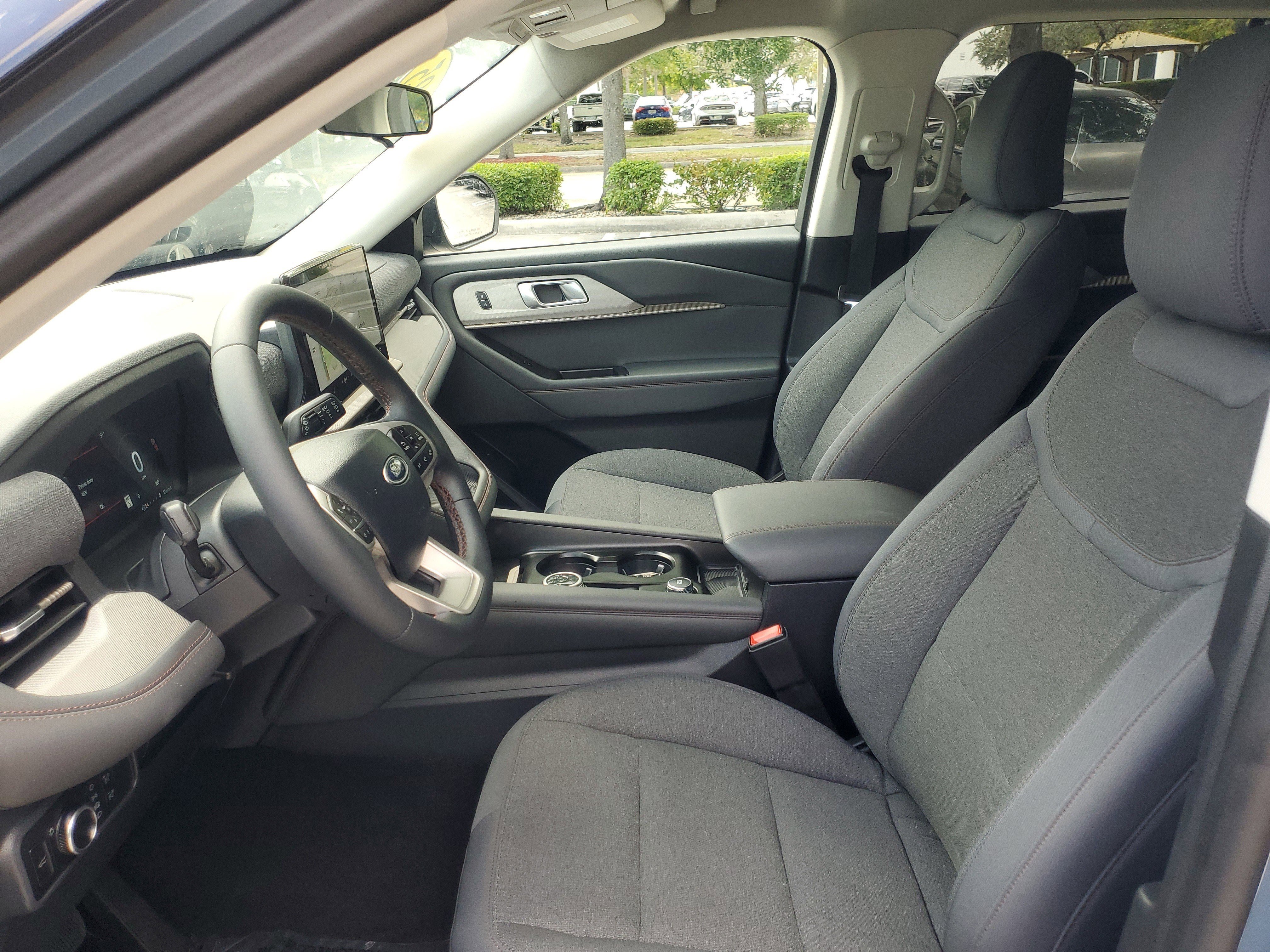 Used 2025 Ford Explorer Active RWD image 17