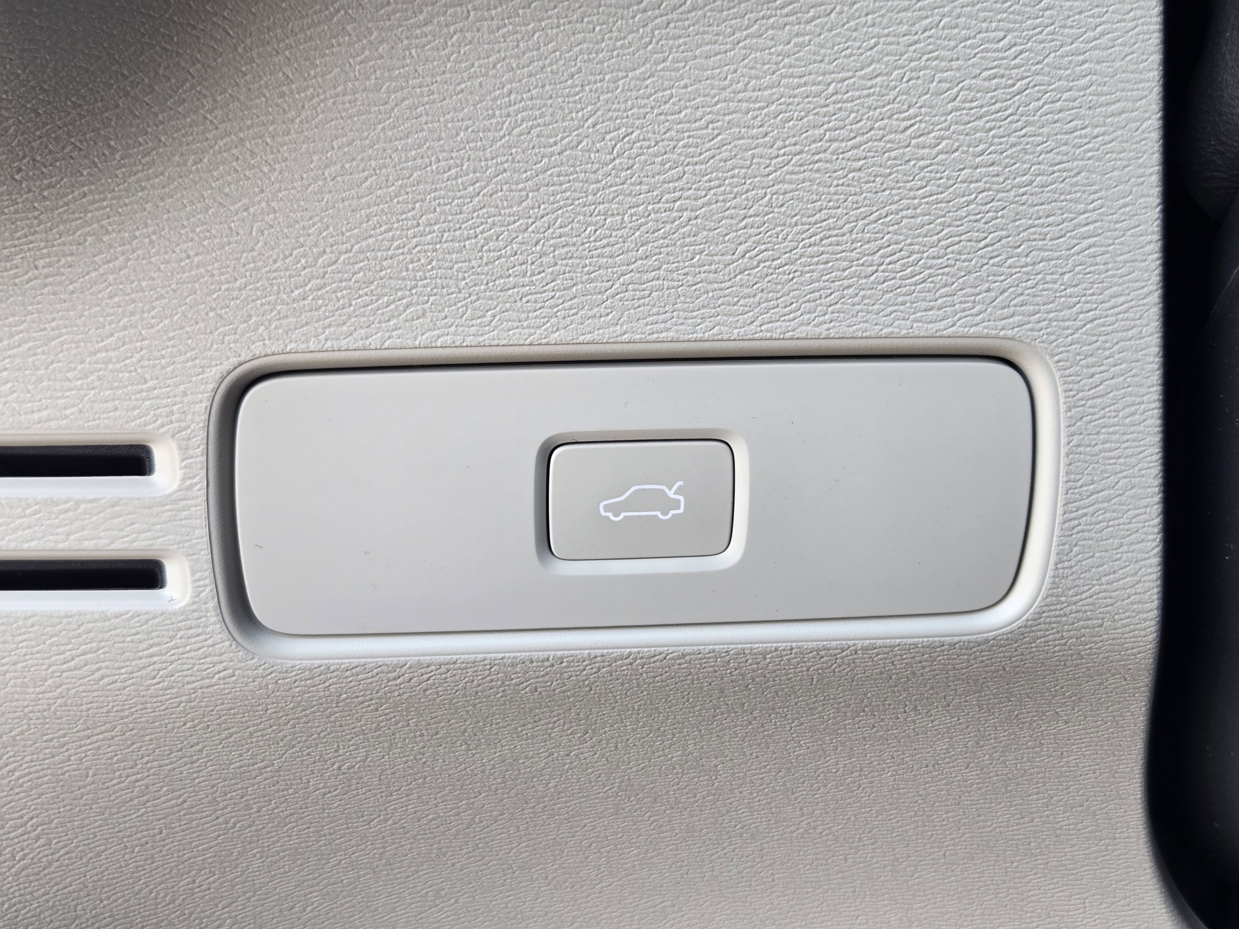 New 2026 Volvo XC40 B5 Plus w/ Protection Package Premier image 25