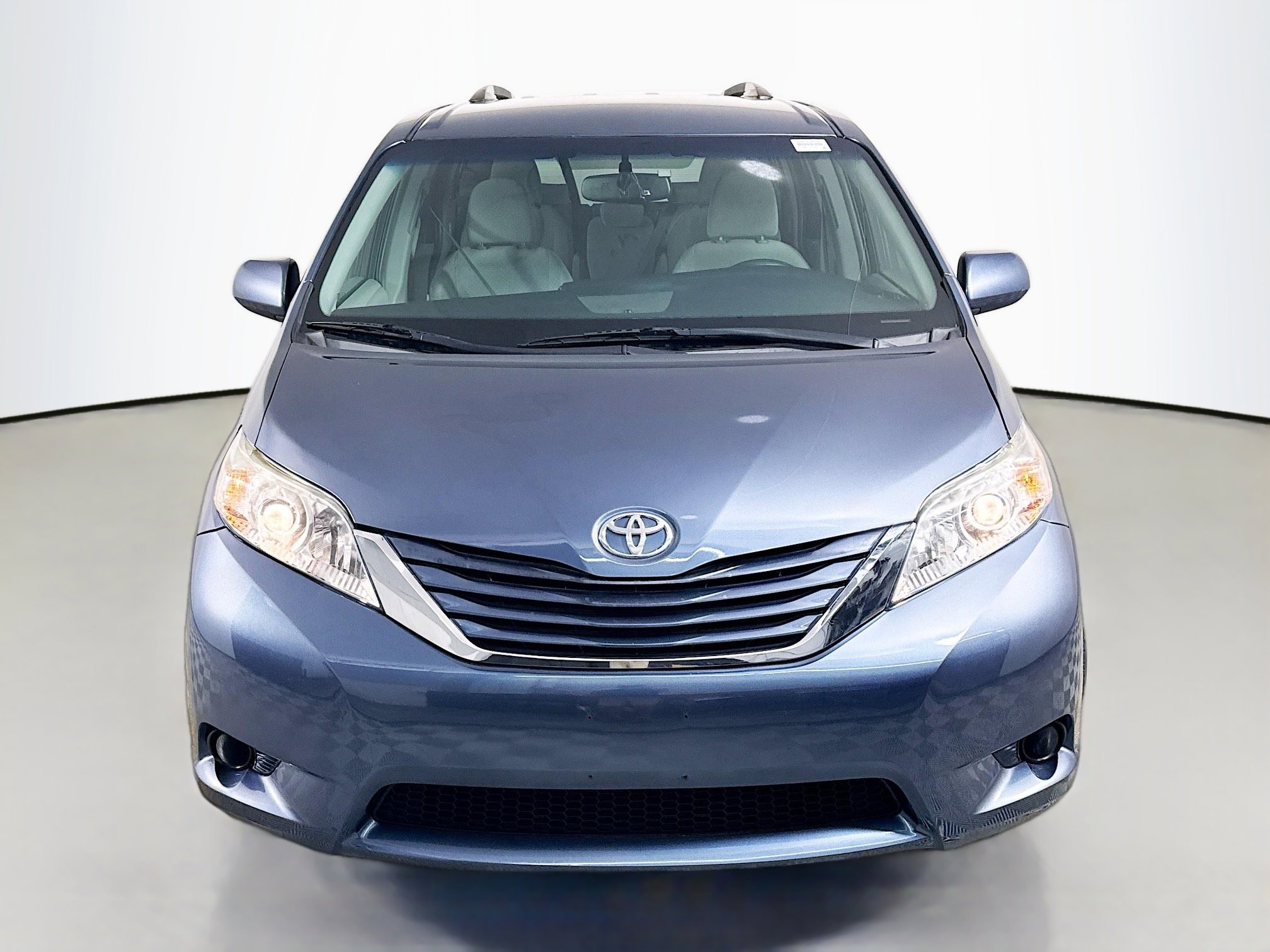 Used 2017 Toyota Sienna LE image 2
