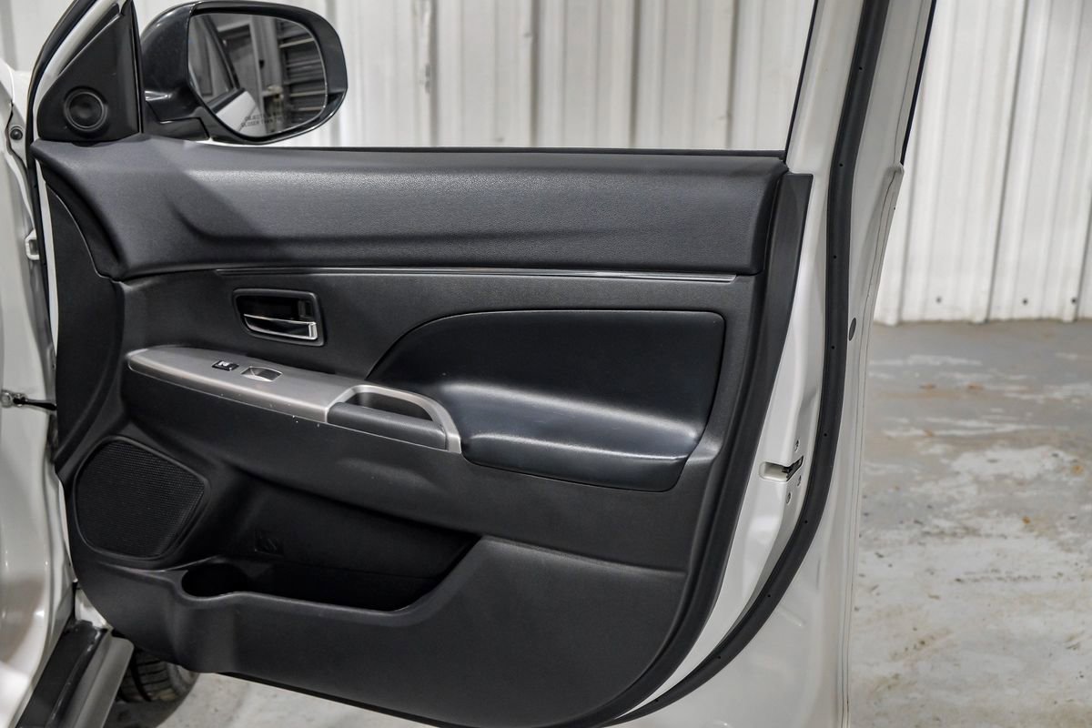 Used 2018 Mitsubishi Outlander Sport SE FWD image 30