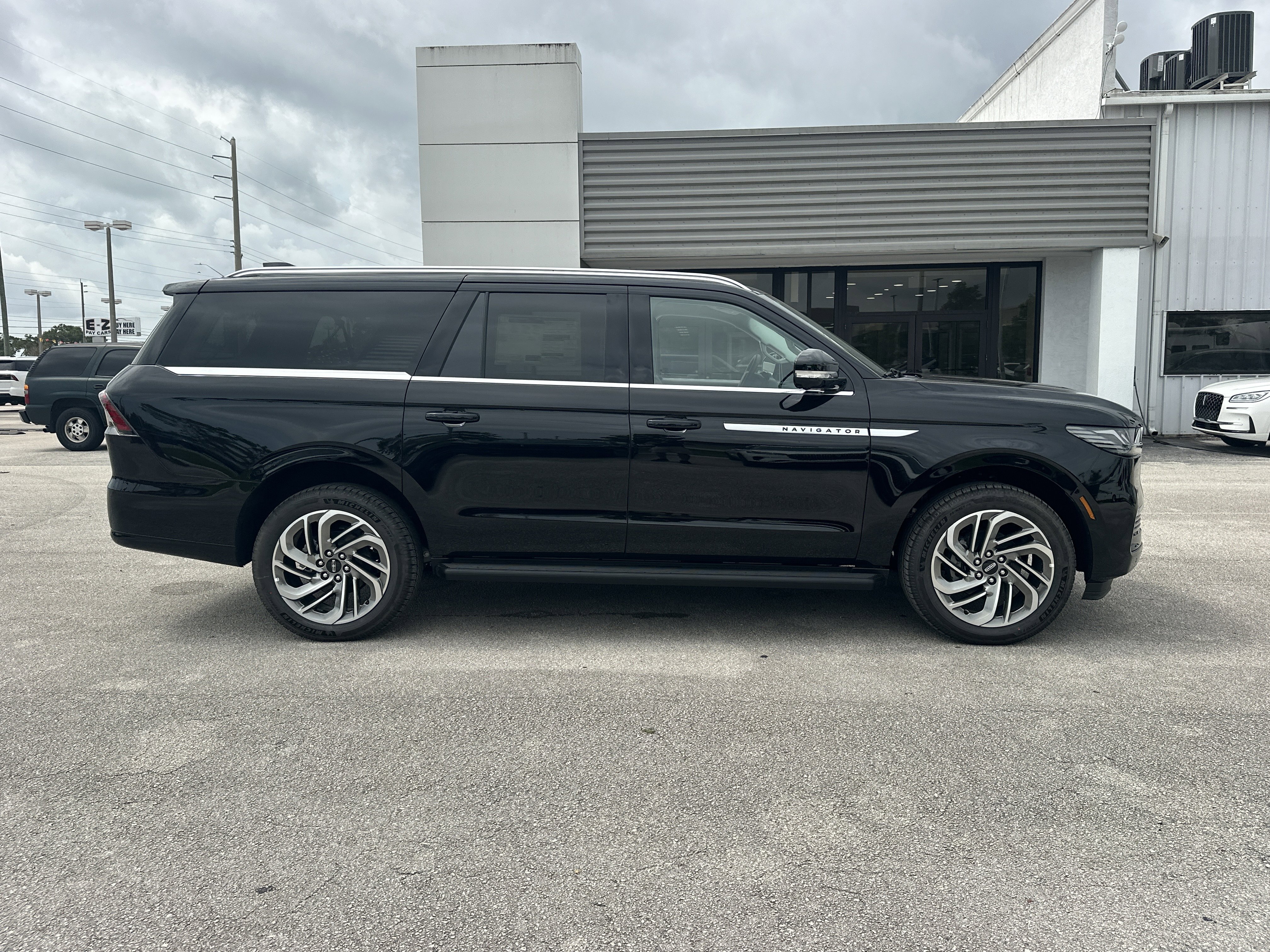 New 2026 Lincoln Navigator L Premier AWD/4WD image 5