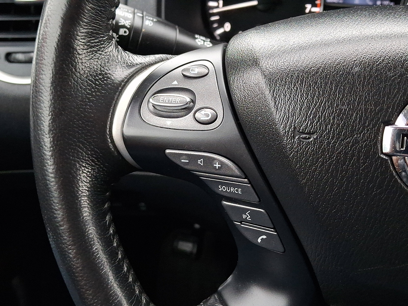 Used 2019 Nissan Pathfinder SL AWD/4WD image 23