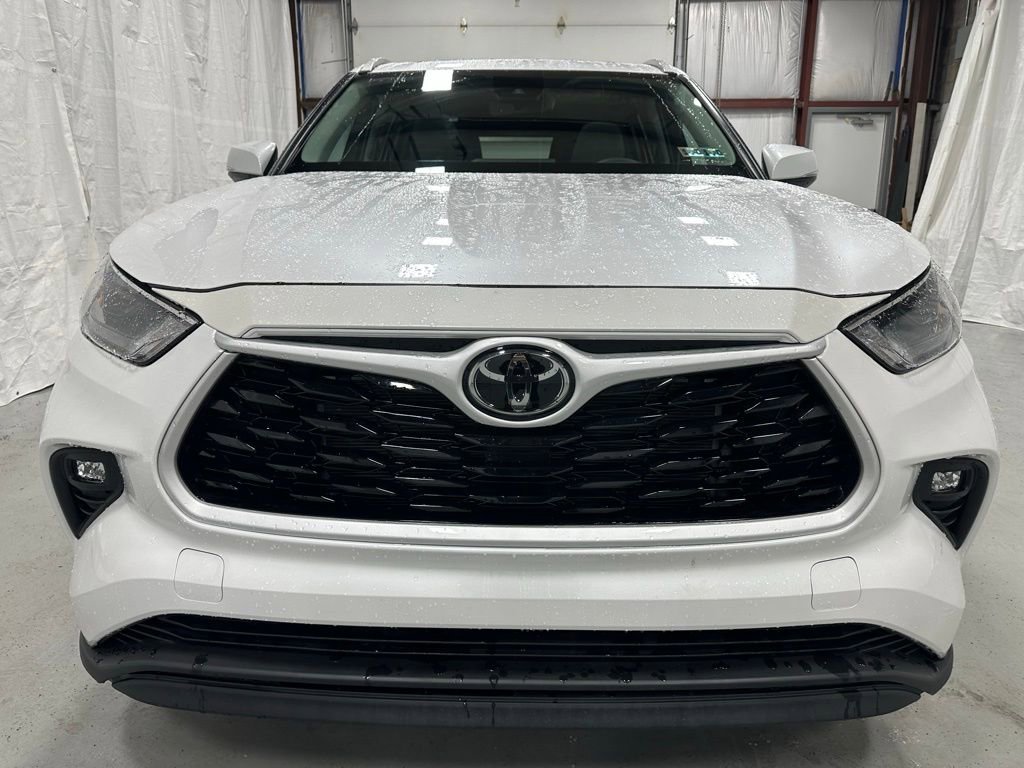 Used 2025 Toyota Highlander XLE image 2
