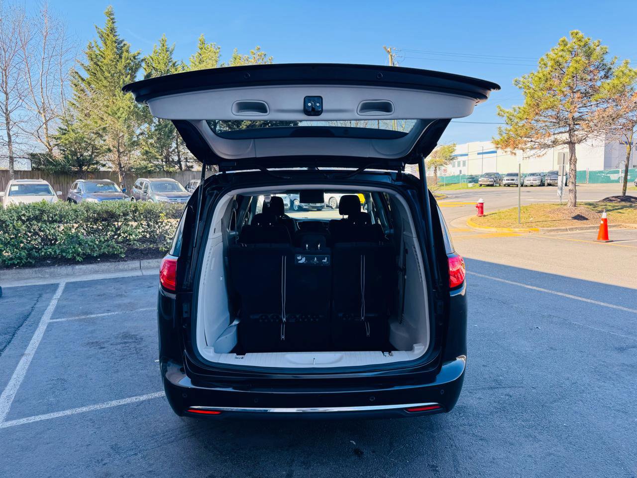 Used 2018 Chrysler Pacifica Touring Plus w/ Tire & Wheel Group FWD image 34