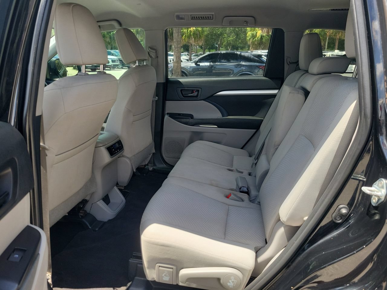 Used 2019 Toyota Highlander LE FWD image 9