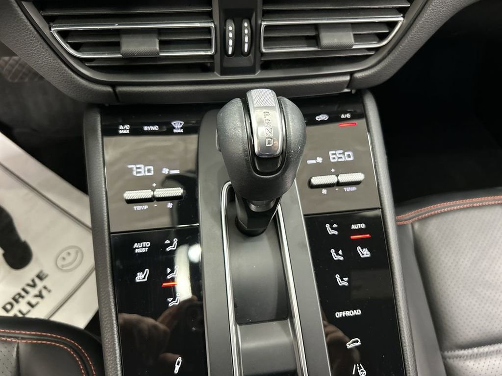 Certified 2023 Porsche Macan Turbo AWD/4WD image 18