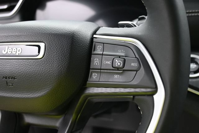 Used 2025 Jeep Grand Cherokee Altitude AWD/4WD image 18