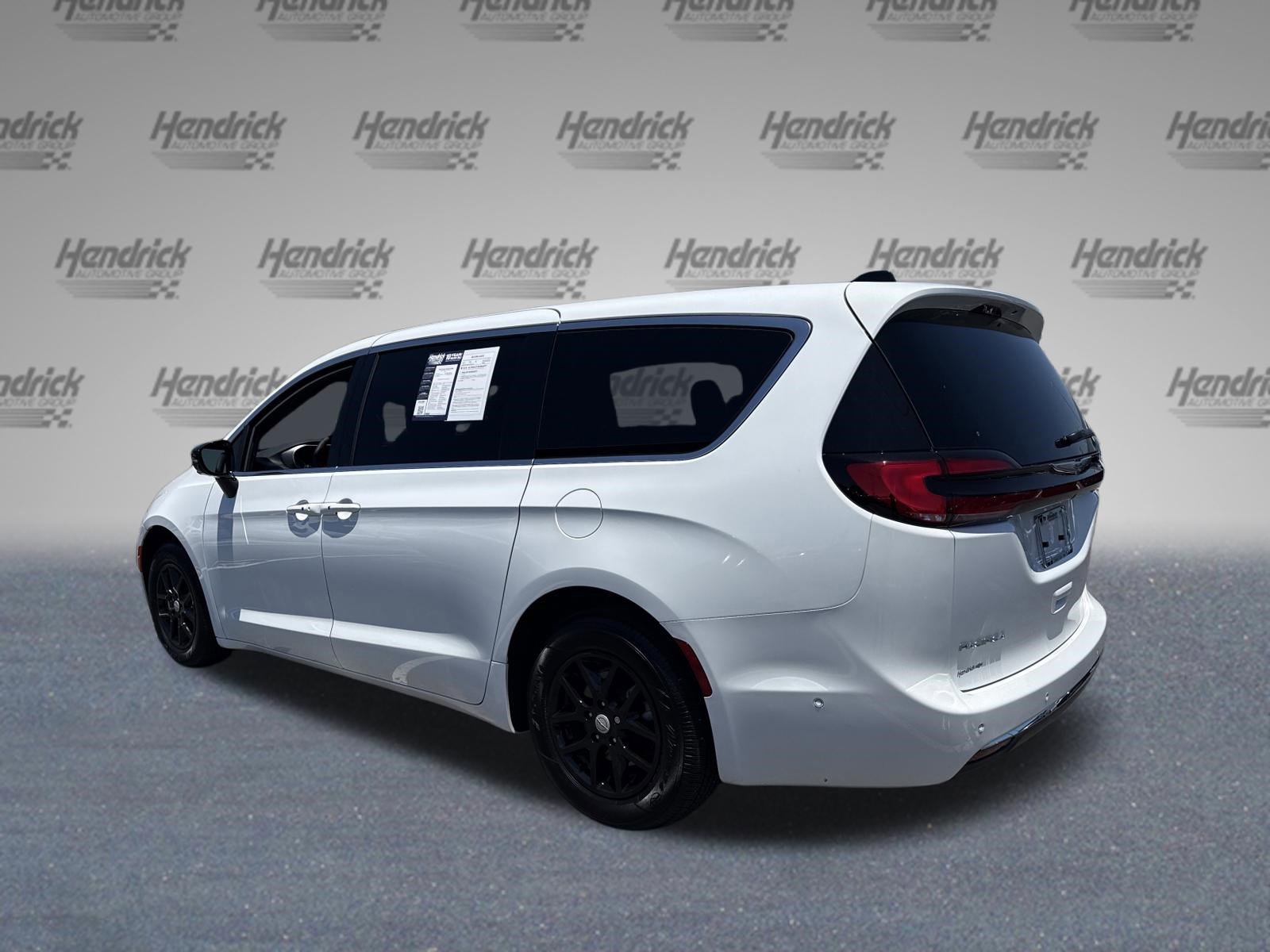 Used 2025 Chrysler Pacifica Select FWD image 7