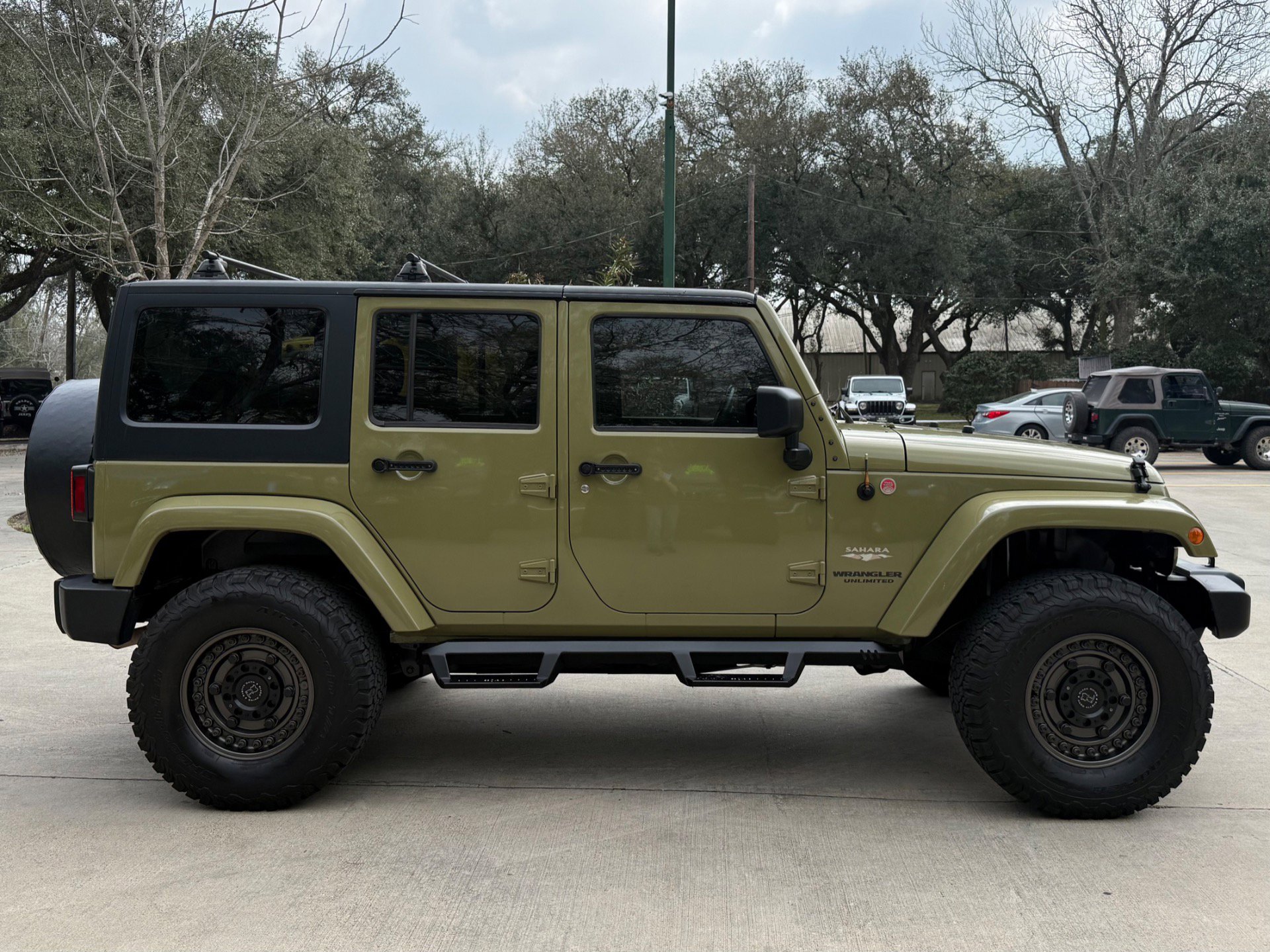 Used 2013 Jeep Wrangler Unlimited Sahara w/ Connectivity Group image 16