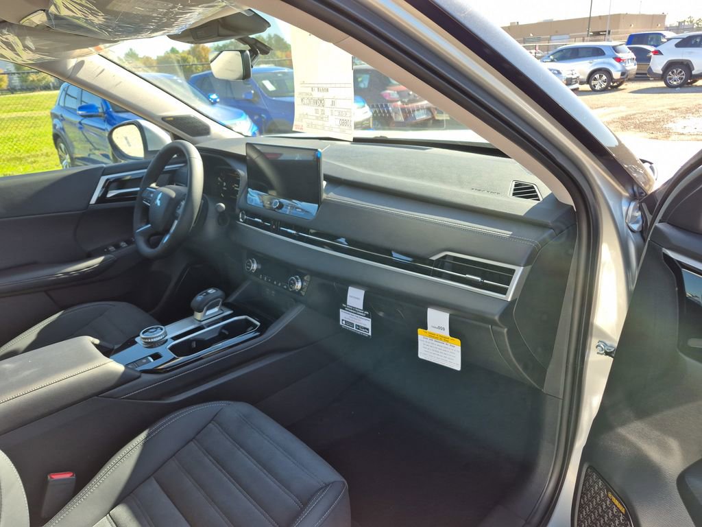 New 2026 Mitsubishi Outlander SE image 43