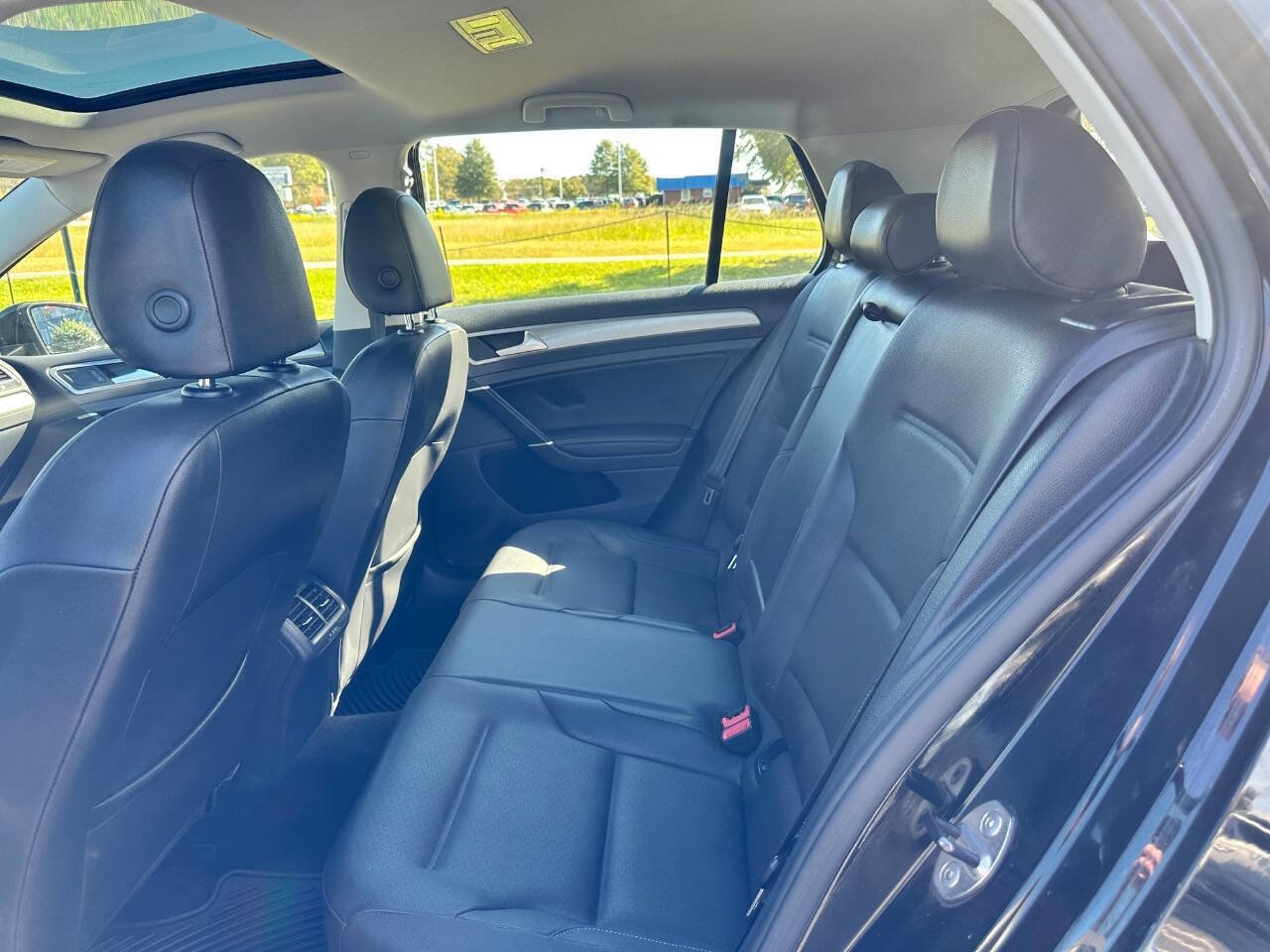 Used 2015 Volkswagen Golf S image 23