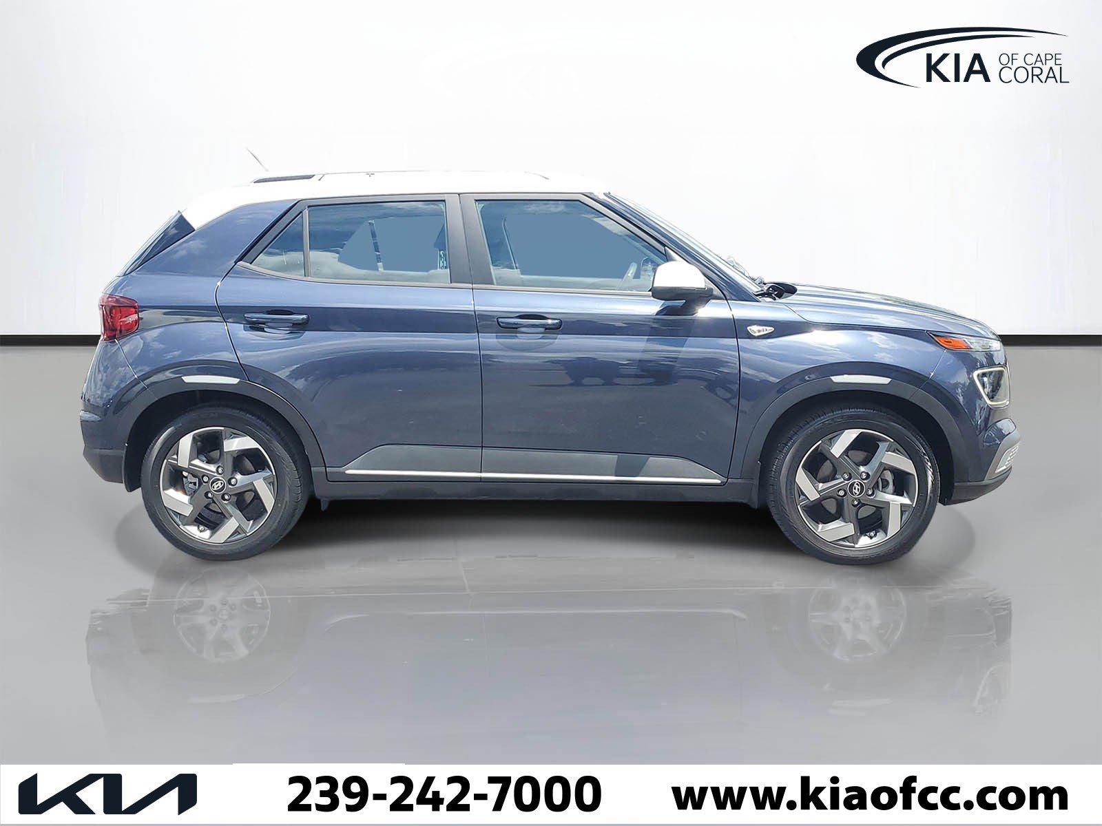 Used 2023 Hyundai Venue Limited w/ Cargo Package FWD image 3