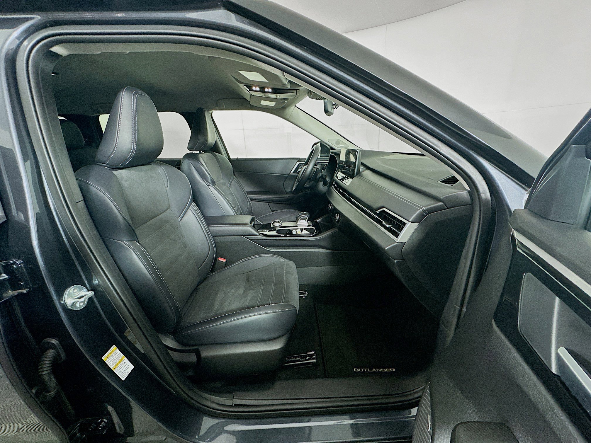 Used 2025 Mitsubishi Outlander SE image 32