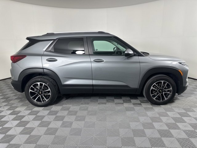 Used 2024 Chevrolet TrailBlazer LT w/ LT Cold Weather Package image 2