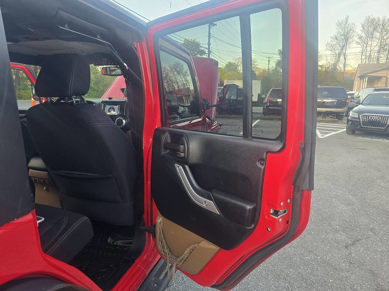 Used 2014 Jeep Wrangler Unlimited Sahara image 18