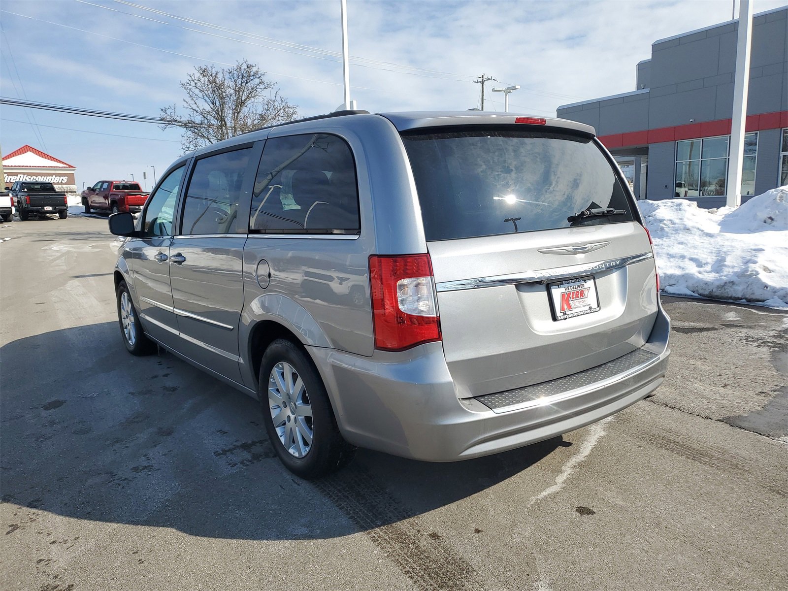 Used 2016 Chrysler Town & Country Touring image 3