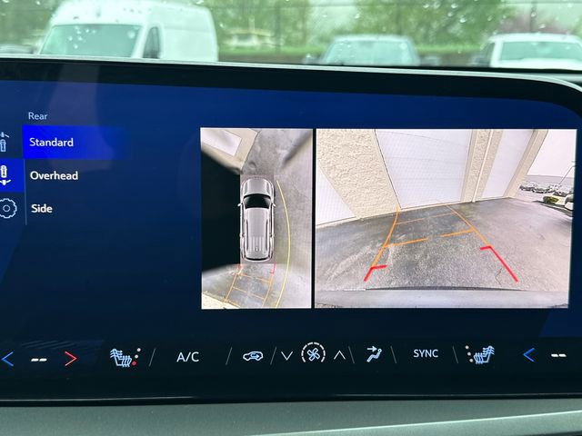 Used 2024 Chevrolet Traverse LT image 32