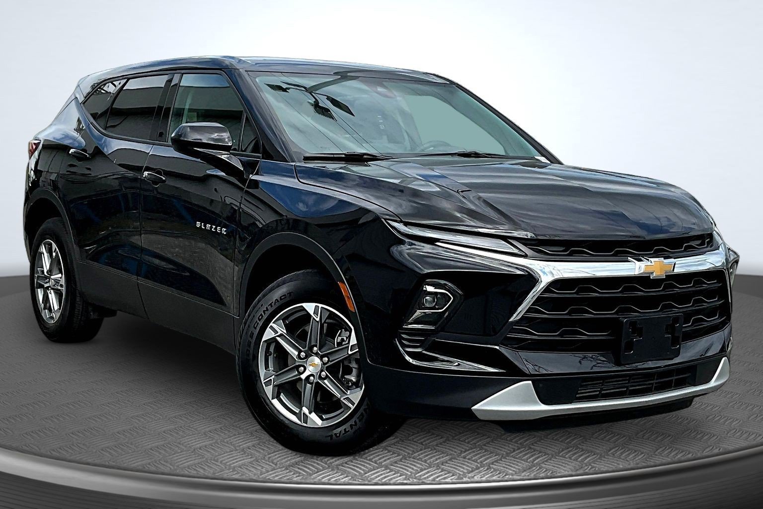 Used 2026 Chevrolet Blazer LT FWD image 2