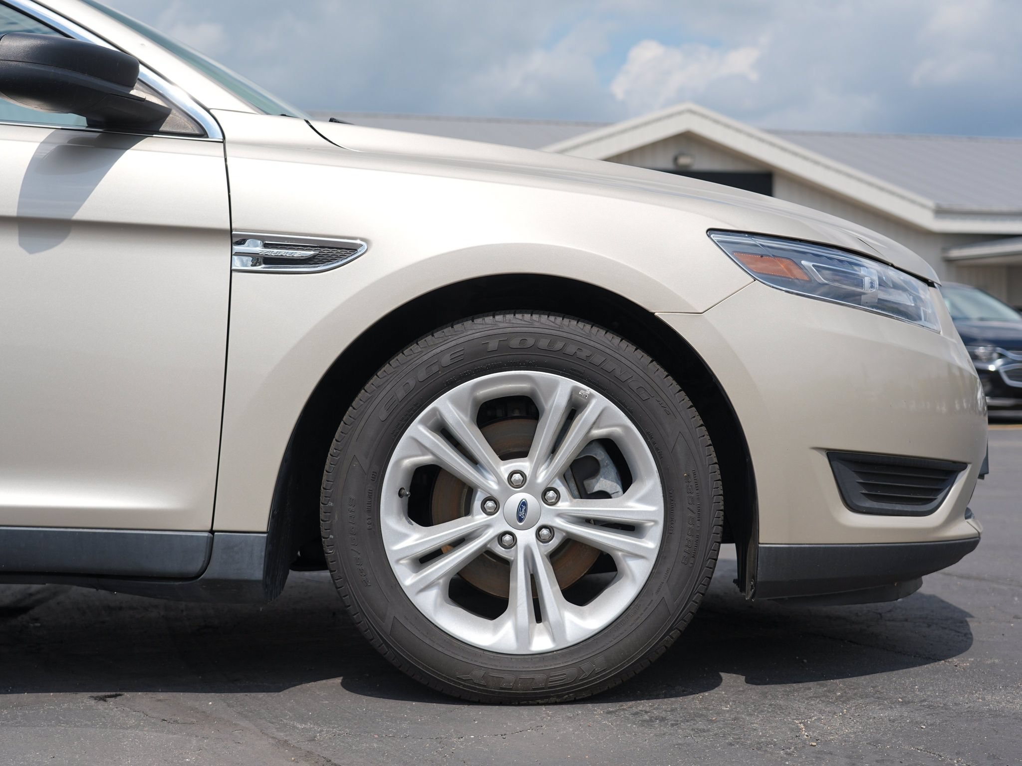 Used 2018 Ford Taurus SE FWD image 12