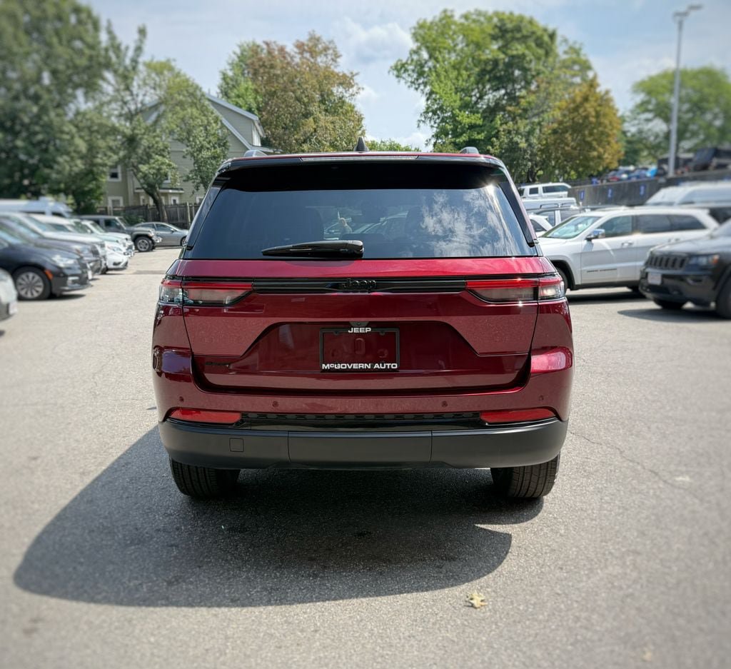 Used 2025 Jeep Grand Cherokee Altitude AWD/4WD image 10