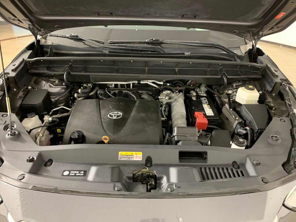 Used 2022 Toyota Highlander LE AWD/4WD image 40