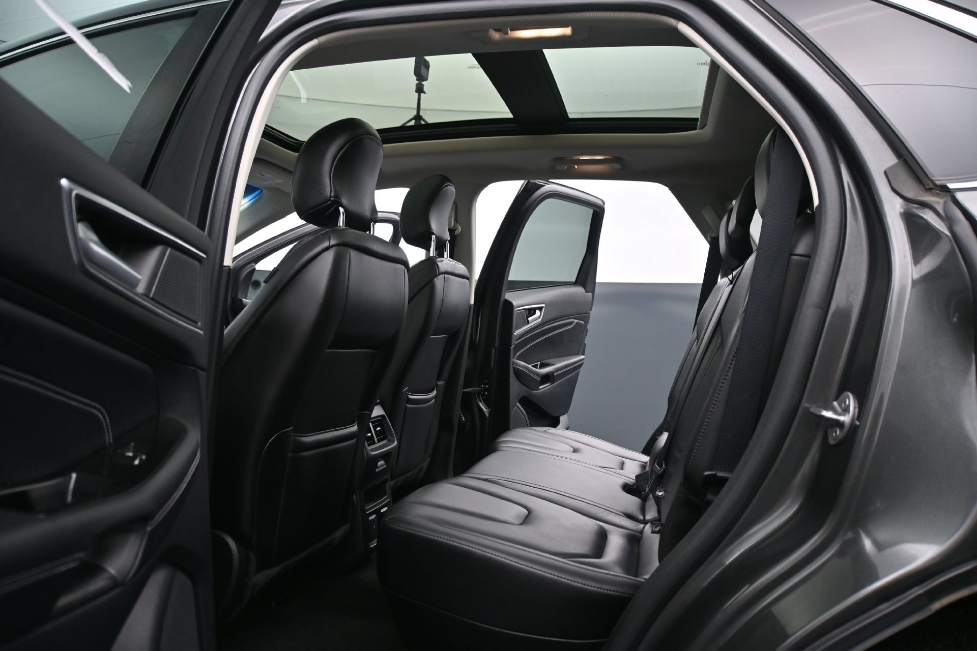 Used 2019 Ford Edge Titanium w/ Equipment Group 301A AWD/4WD image 17