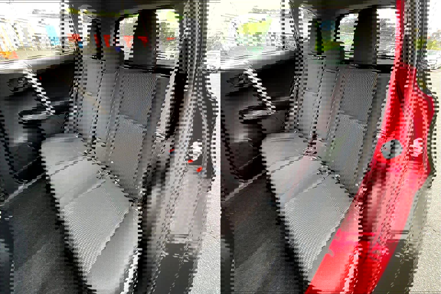 Used 2018 Toyota RAV4 LE image 19