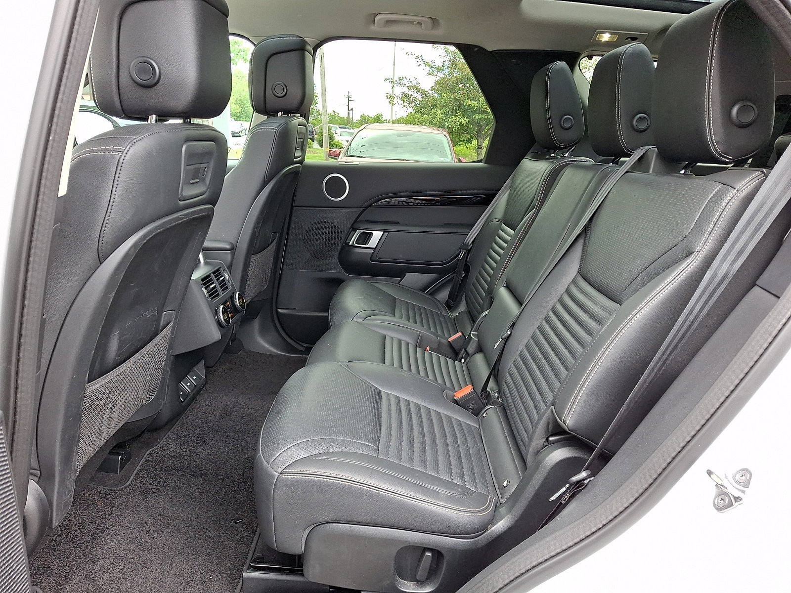 Used 2024 Land Rover Discovery S AWD/4WD image 9