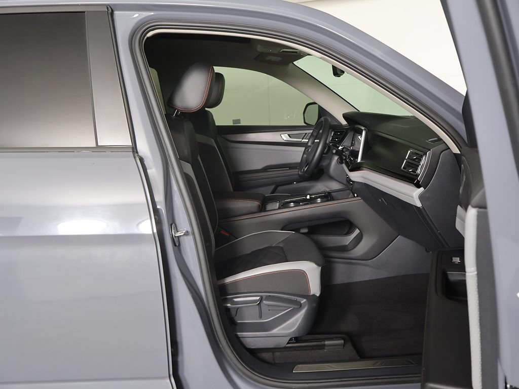 Used 2024 Volkswagen Atlas Peak Edition SE AWD/4WD image 31