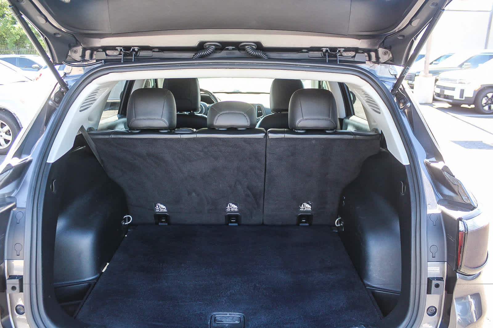 Used 2017 Jeep Compass Latitude FWD image 34