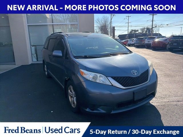 Used 2017 Toyota Sienna LE image 3