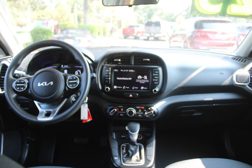 Certified 2025 Kia Soul LX w/ LX Technology Package FWD image 22
