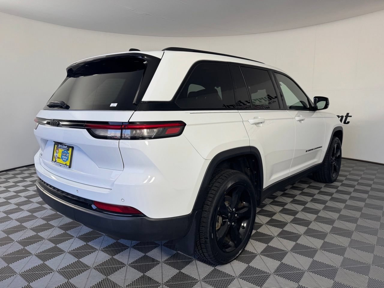 Used 2023 Jeep Grand Cherokee Altitude RWD image 6